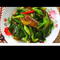 ข้าวคะน้าปลากระป๋องไข่ดาว