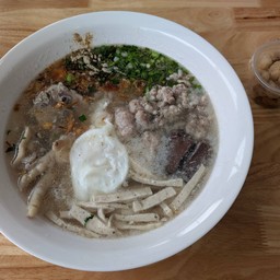 ก๋วยจั๊บญวน เส้นสด รวม ไข่ กากเจียว