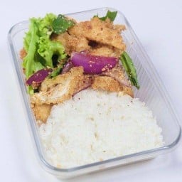 ข้าวยำไก่เเซ่บกรอบกรอบ