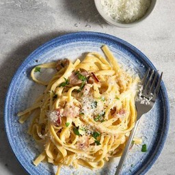 Fettuccine Carbonara Stir-fried Basil คาโบนาร่าผัดกระเพราเส้นแบน