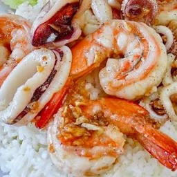 กุ้ง+หมึกกระเทียมราดข้าว+ไข่ดาว