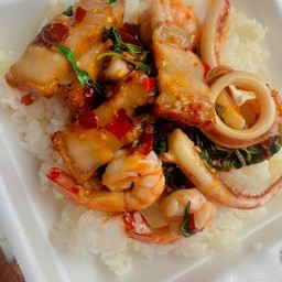ข้าวกระเพราทะเล + หมูกรอบ