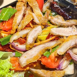 ยำคอหมูทอด