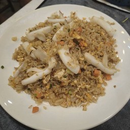ข้าวผัดปลาหมึก