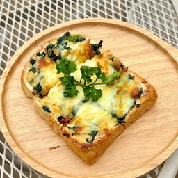 ขนมปังหน้าผักโขมอบชีส