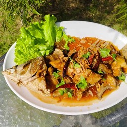 กระพงทับทิมทอดราดซอสมะขาม