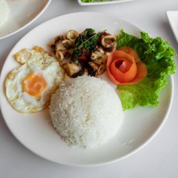 กระเพราปลาหมึกราดข้าว