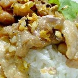 หมูชิ้นผัดกระเทียมราดข้าว