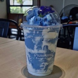 มะพร้าวปั่นนมสดอัญชัน