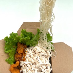 หมี่คลุกไก่ฉีกหมูกระจก