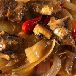 ข้าวหน้าปลากระป๋องผัดหอมใหญ่