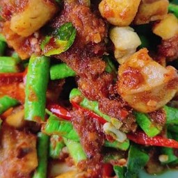 ข้าวผัดพริกแกงกากหมู