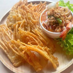 ยำ เห็ดเข็มทอง  กุ้ง  หมึก หมูสับ