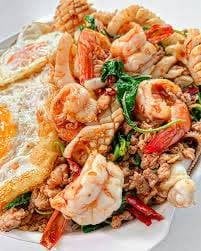 ข้าวผัดกระเพรารวมมิตร