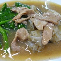 ราดหน้าหมู่นุ่มเส้นใหญ่