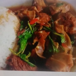 กระเพราเนื้อตุ๋นราดข้าว