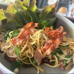 สปาเกตตีเบคอนผัดพริกแห้ง