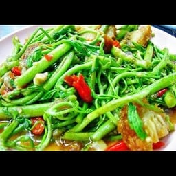 ผัดกระเฉดหมูหรอบ