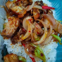 ข้าวหมูกรอบผัดพริกเผาไข่ดาว