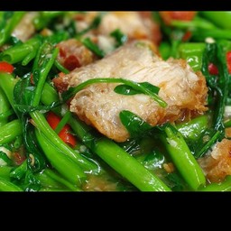ข้าวผัดผักบุ้งหมูกรอบไข่ดาว