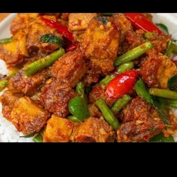 ข้าวผัดพริกแกงหมูกรอบไข่ดาว