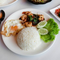 กระเพรากุ้งราดข้าว