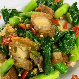 ผัดคะน้าหมูกรอบ