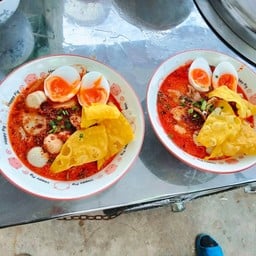 ก๋วยเตี๋ยวต้มน้ำข้นเครื่องหมูเพิ่มไข่ต้มยางมะตูม