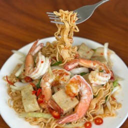 ยำมาม่าหมูยอกุ้งสด