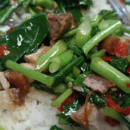 ข้าวคะน้าหมูกรอบ