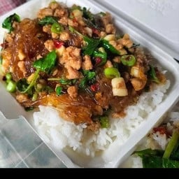 ข้าวกระเพราหมูสับวุ้นเส้น