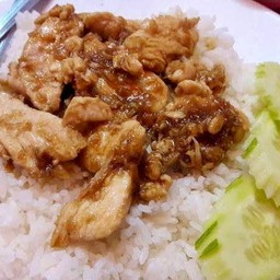 ไก่ผัดกระเทียมราดข้าว