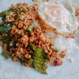 ข้าวหมูสับผัดพริกแกง