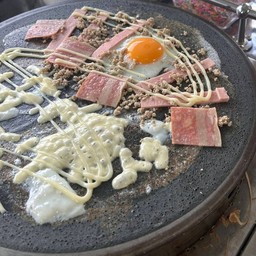 แป้งชาโคล ไข่ดาว เบค่อน เเฮม ไก่สับ ชีส เเน่นๆ