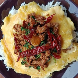 ข้าวหน้าไข่ข้นกะเพราหมูสับ