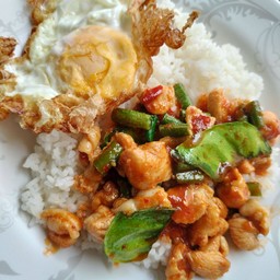 ข้าวไก่ผัดพริกแกง