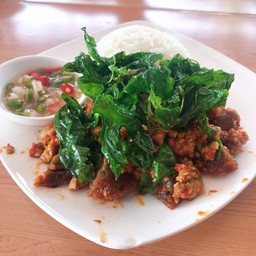 กระเพราไข่เยี่ยวม้าราดข้าว
