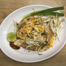 ผัดไทยภูเก็ต รสเด็ดต้องลอง นาคนิวาส 48