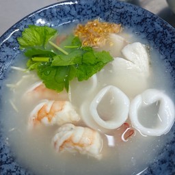 ข้าวต้มรวมทะเล 3 อย่าง (ปลากะพง หมึก กุ้ง)