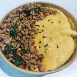 กระเพราหมูสับ ผัดพริกแห้ง + ไข่ข้น