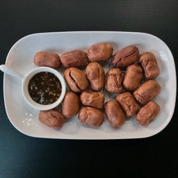 ไส้กรอกแดงในตำนาน จิ้มกับซอสหวานแซ่บ | Red Sausages W/Sweet Chili Sauce