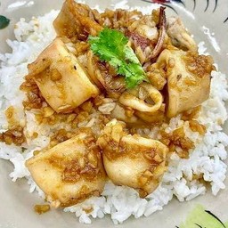ปลาหมึกผัดกระเทียมราดข้าว+ไข่ดาว