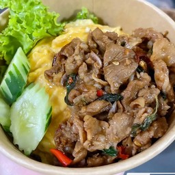 ข้าวไข่ข้นกะเพราสันคอหมูสไลด์