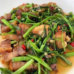 ผัดผักบุ้งไฟแดงหมูกรอบ