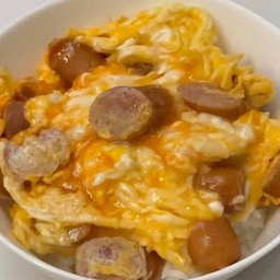 ข้าวราดไข่ข้นไส้กรอก