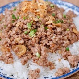 หมูสับผัดกระเทียมราดข้าว