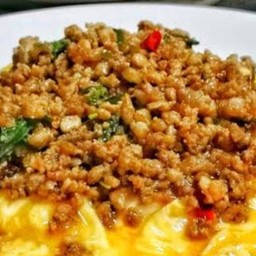 ข้าวกระเพราหมูสับไข่ข้น