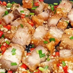 ข้าวหมูกรอบคั่วพริกเกลือ