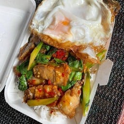 ข้าวคะน้าหมูกรอบไข่ดาว