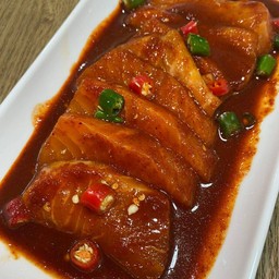 ปลาแซลมอนดองซอสเผ็ดเกาหลี [นน 180 กรัม/กล่อง]